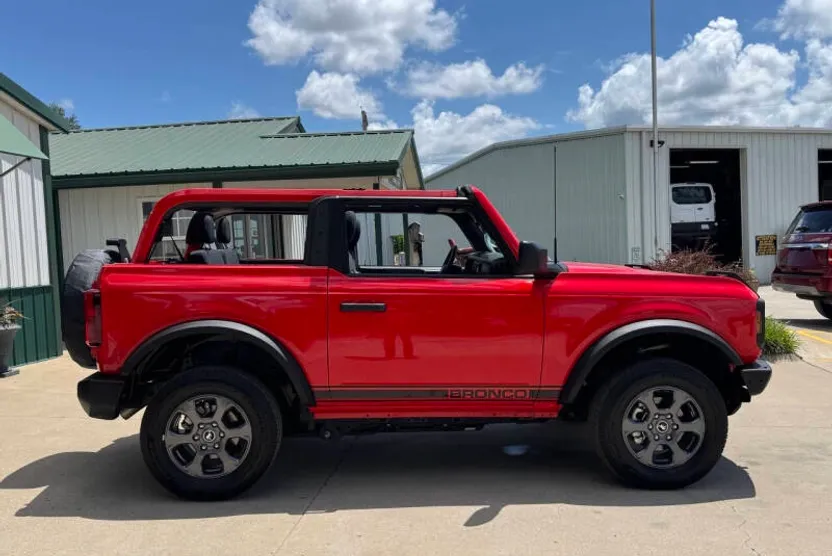 2022 Ford Bronco Base photo 1