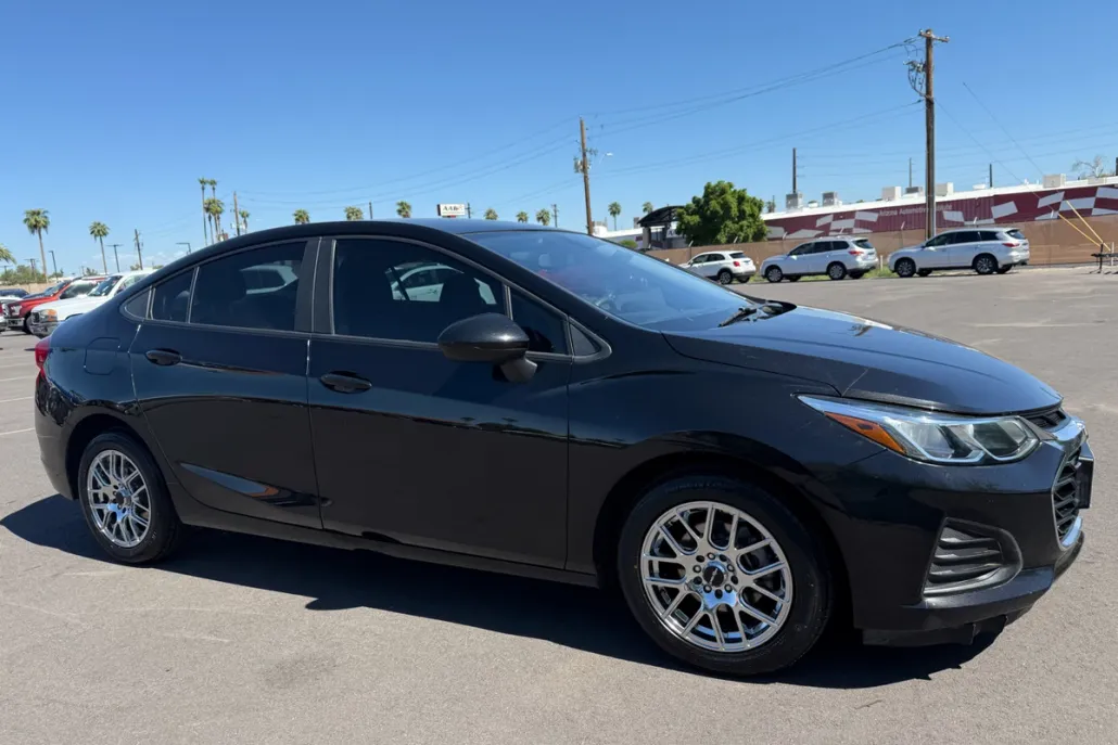 2019 Chevrolet Cruze LS photo 1