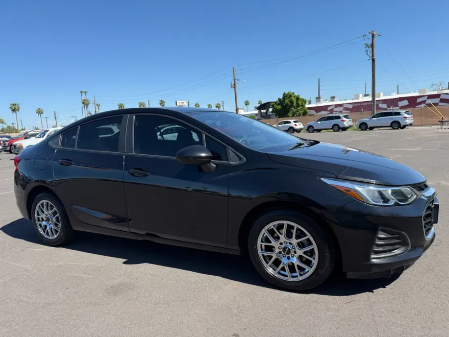 2019 Chevrolet Cruze LS photo 1