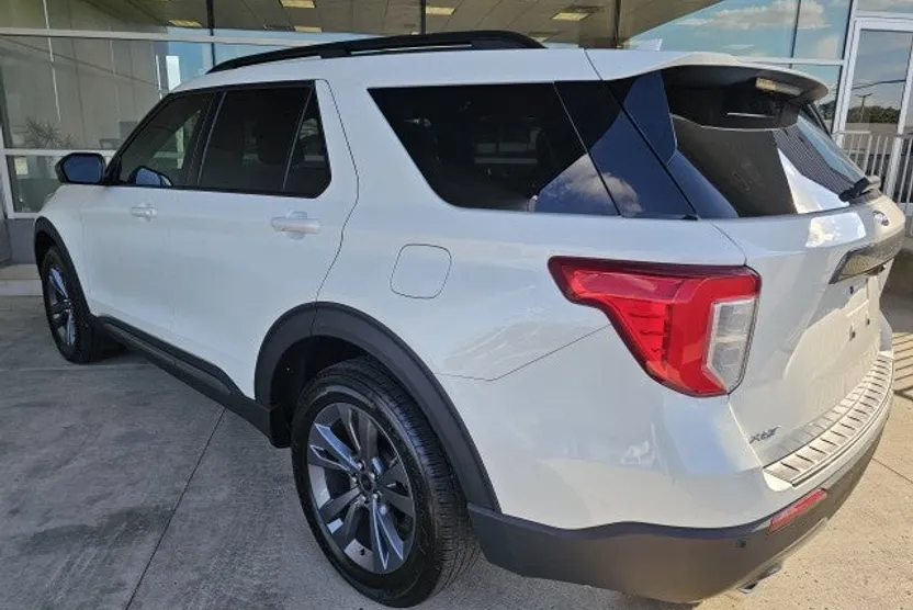 2022 Ford Explorer XLT photo 1