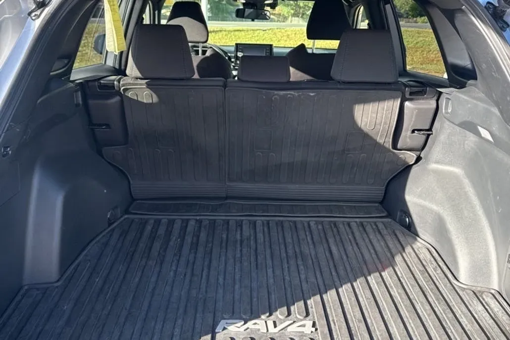 2022 Toyota RAV4 Hybrid SE photo 1