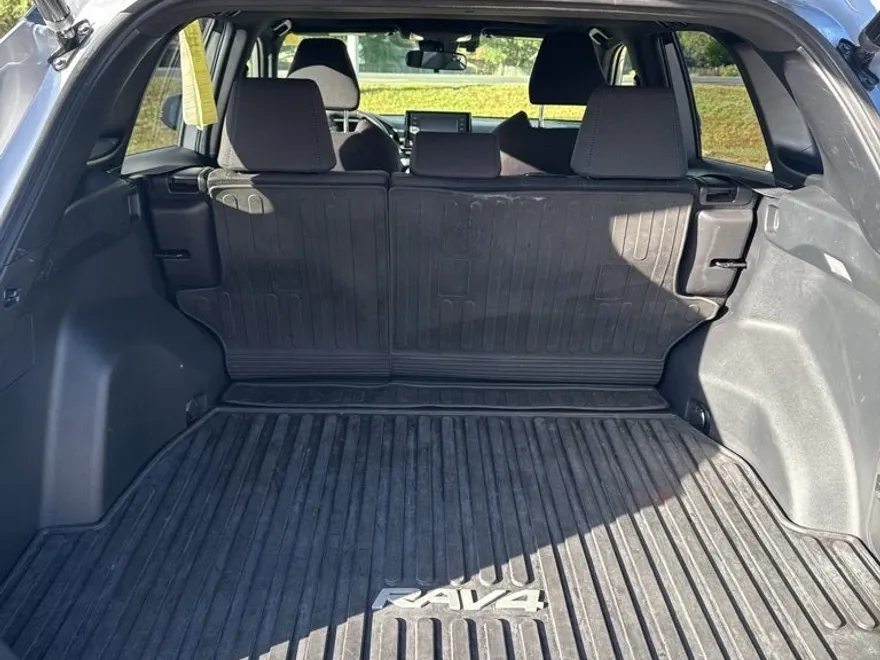2022 Toyota RAV4 Hybrid SE photo 1