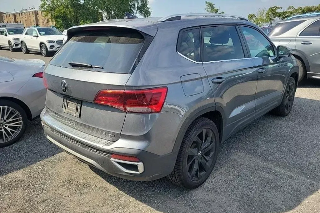 2022 Volkswagen Taos SE photo 1