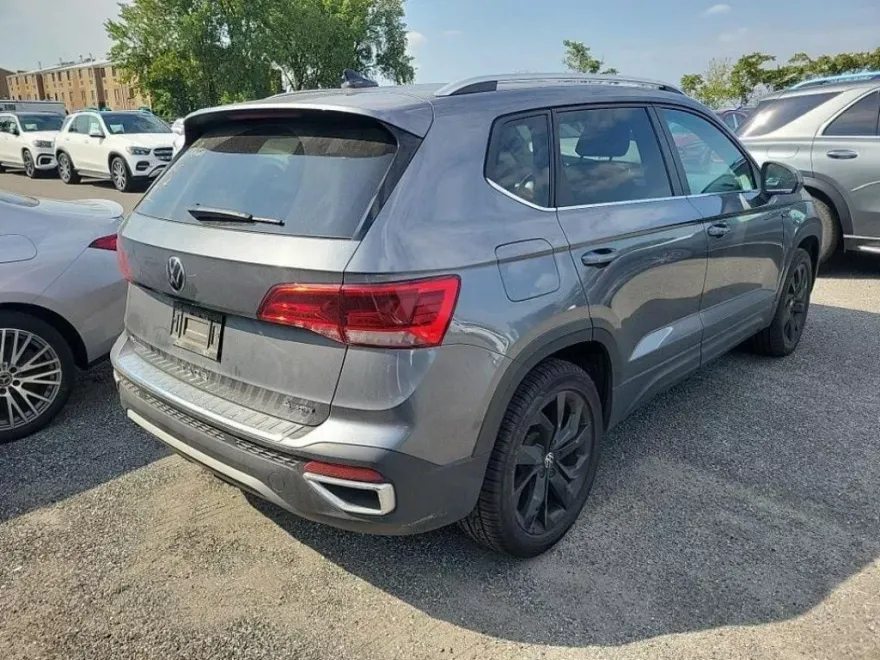 2022 Volkswagen Taos SE photo 1