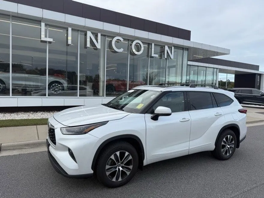 2022 Toyota Highlander XLE photo 1
