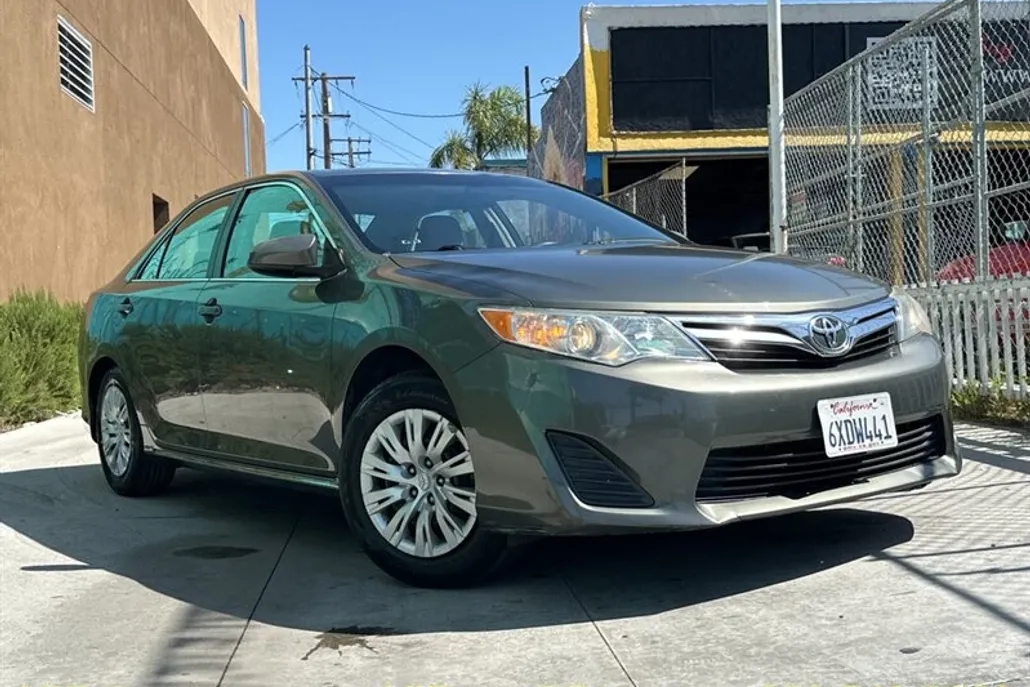 2012 Toyota Camry LE photo 1