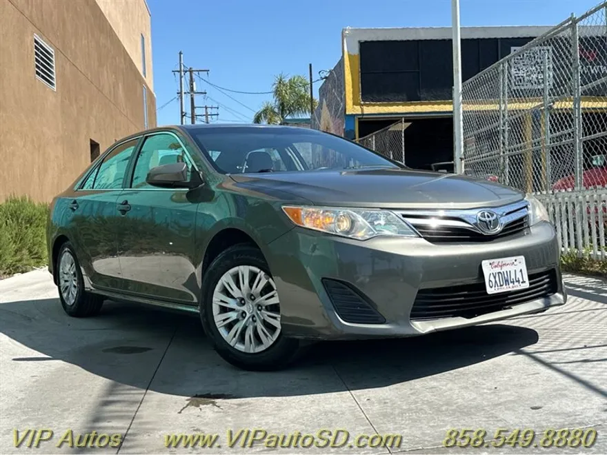 2012 Toyota Camry LE photo 1
