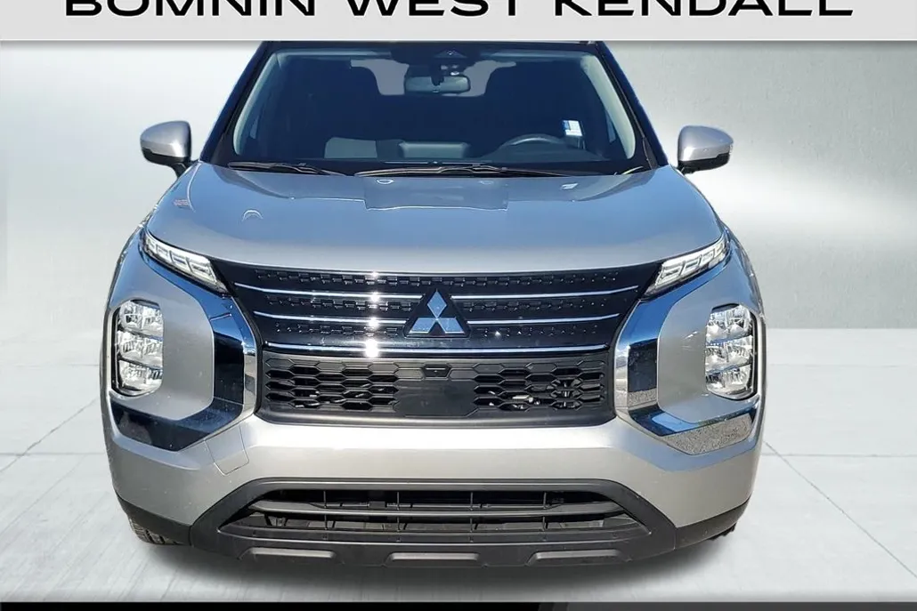 2024 Mitsubishi Outlander ES photo 1