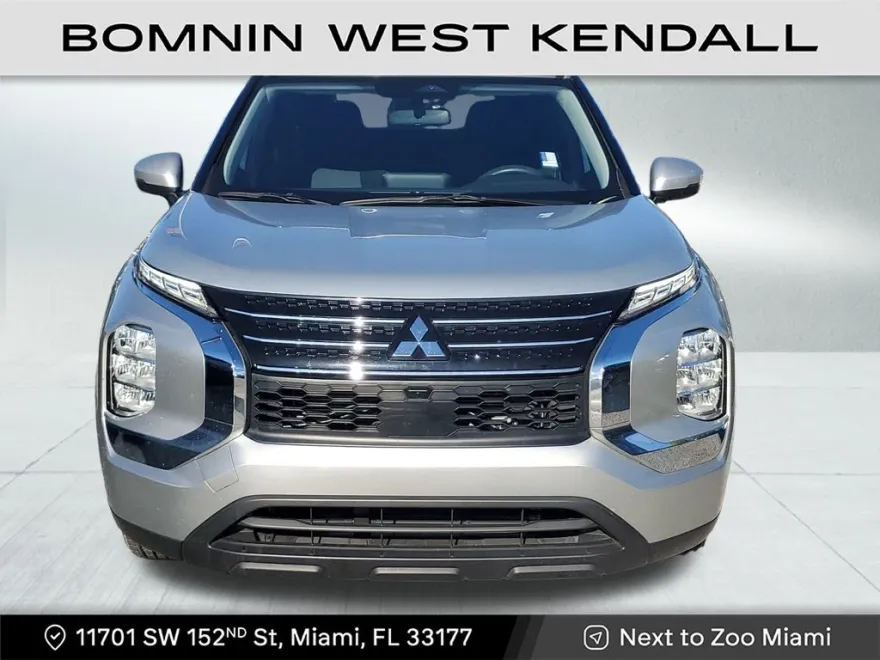 2024 Mitsubishi Outlander ES photo 1