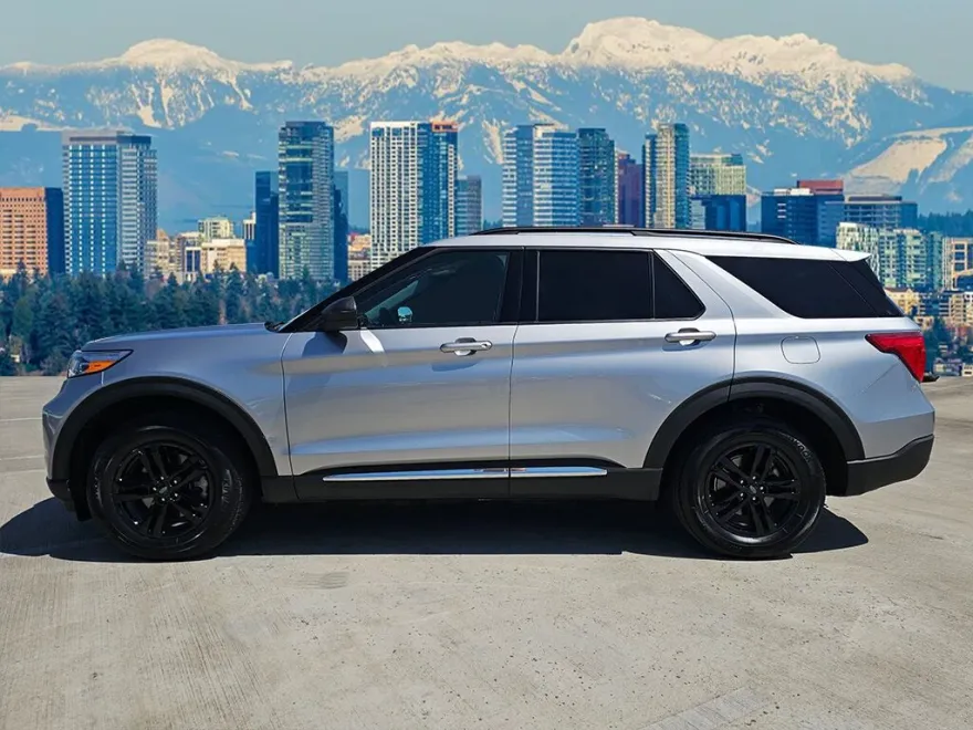 2022 Ford Explorer XLT photo 1