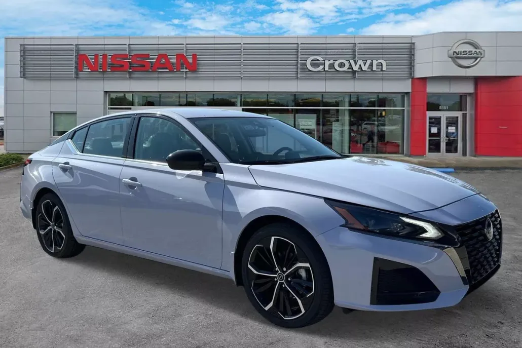 2025 Nissan Altima SR photo 1
