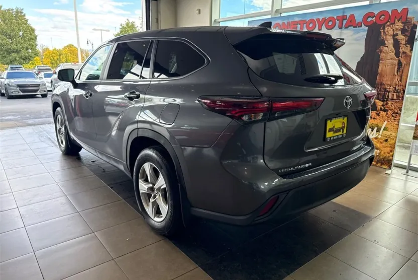 2024 Toyota Highlander Base photo 1