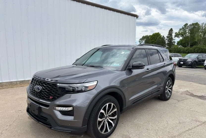 2022 Ford Explorer ST photo 1