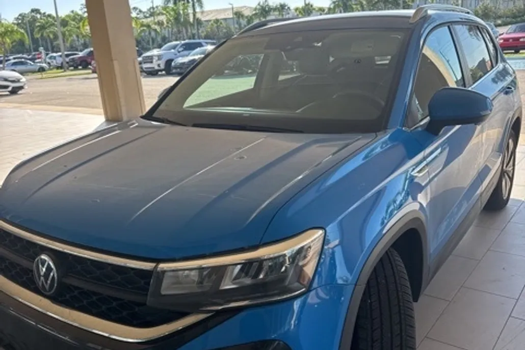 2024 Volkswagen Taos SE photo 1