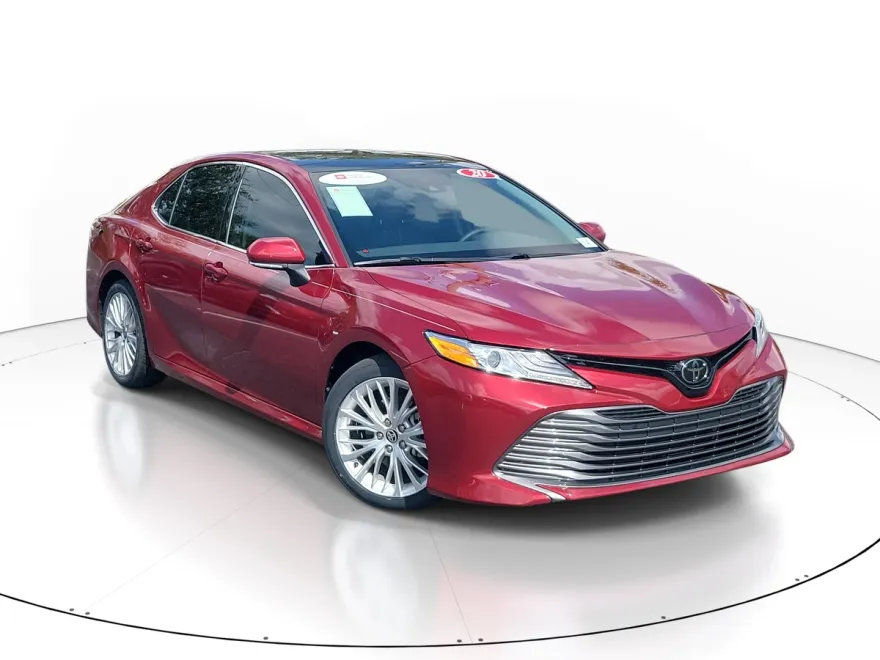 2020 Toyota Camry XLE photo 1