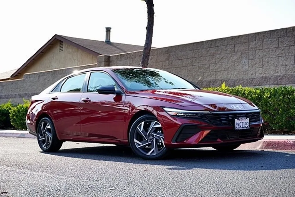 2025 Hyundai Elantra SEL Sport photo 1