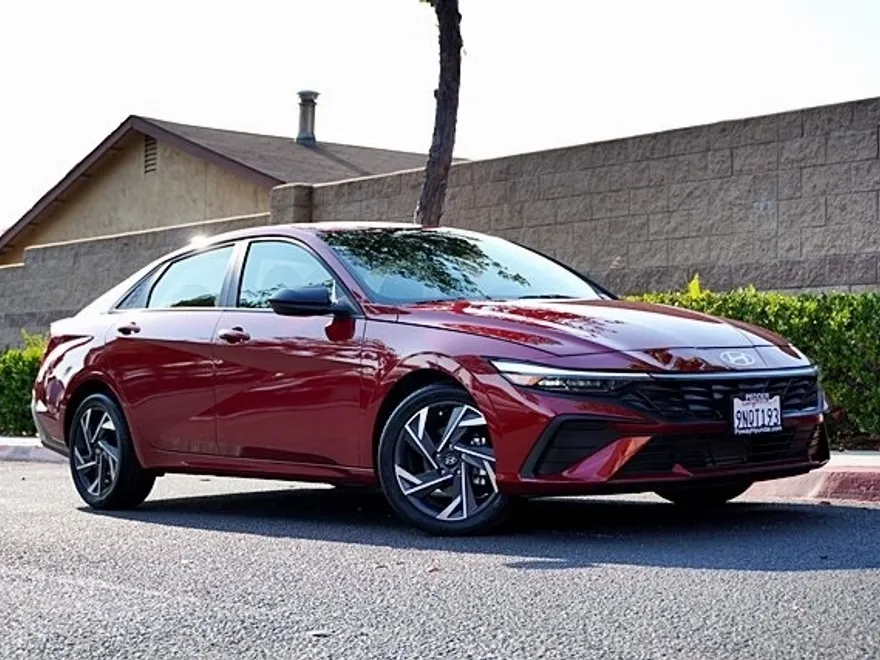 2025 Hyundai Elantra SEL Sport photo 1