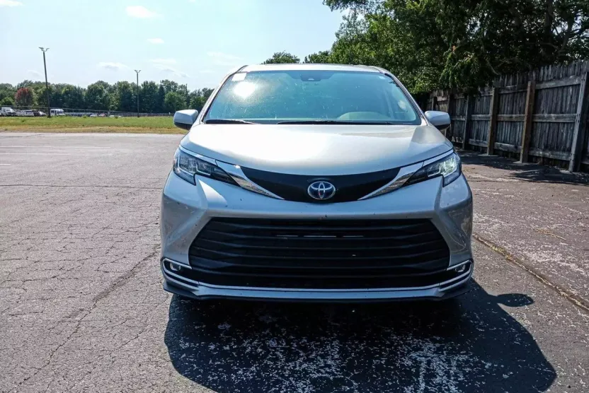 2023 Toyota Sienna XLE photo 1
