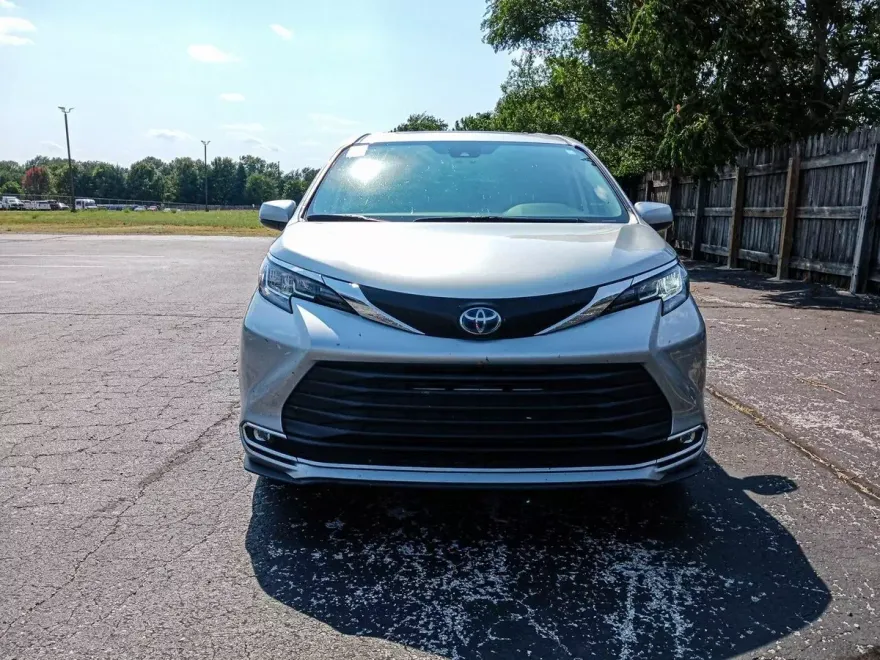 2023 Toyota Sienna XLE photo 1