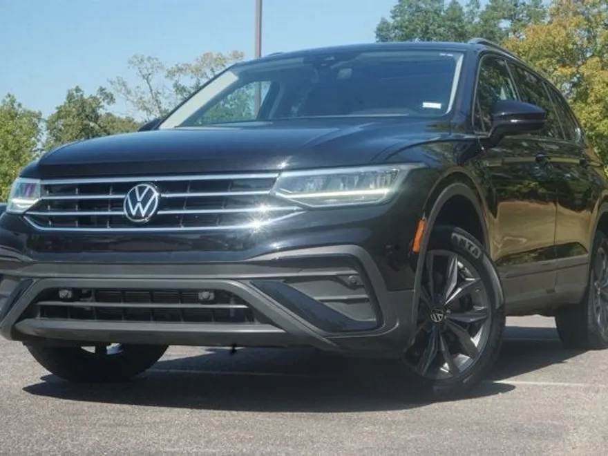 2023 Volkswagen Tiguan SE photo 1