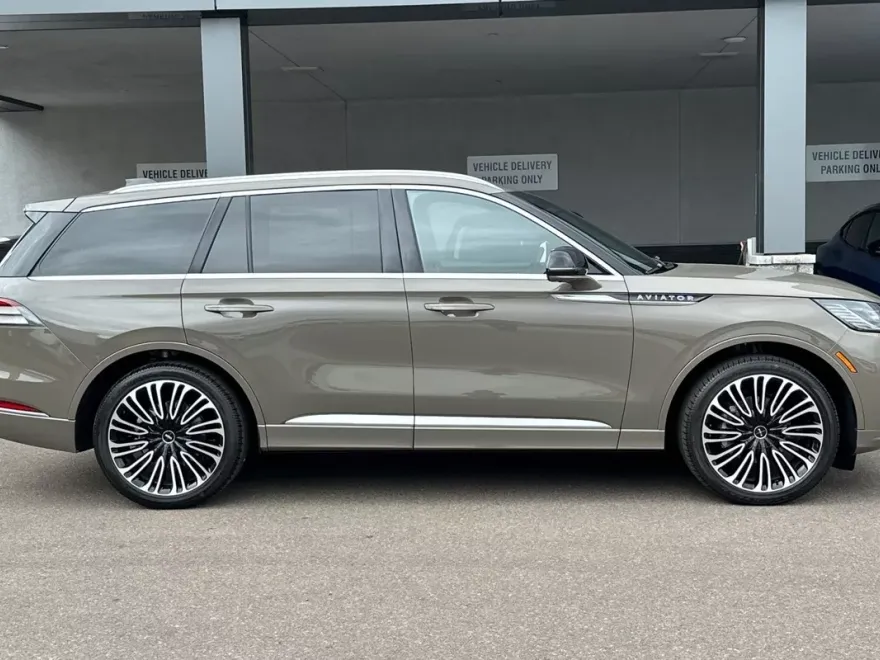 2025 Lincoln Aviator Black Label photo 1