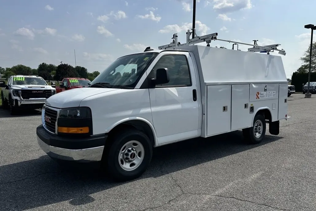 2025 Gmc Savana Cutaway 3500 photo 1