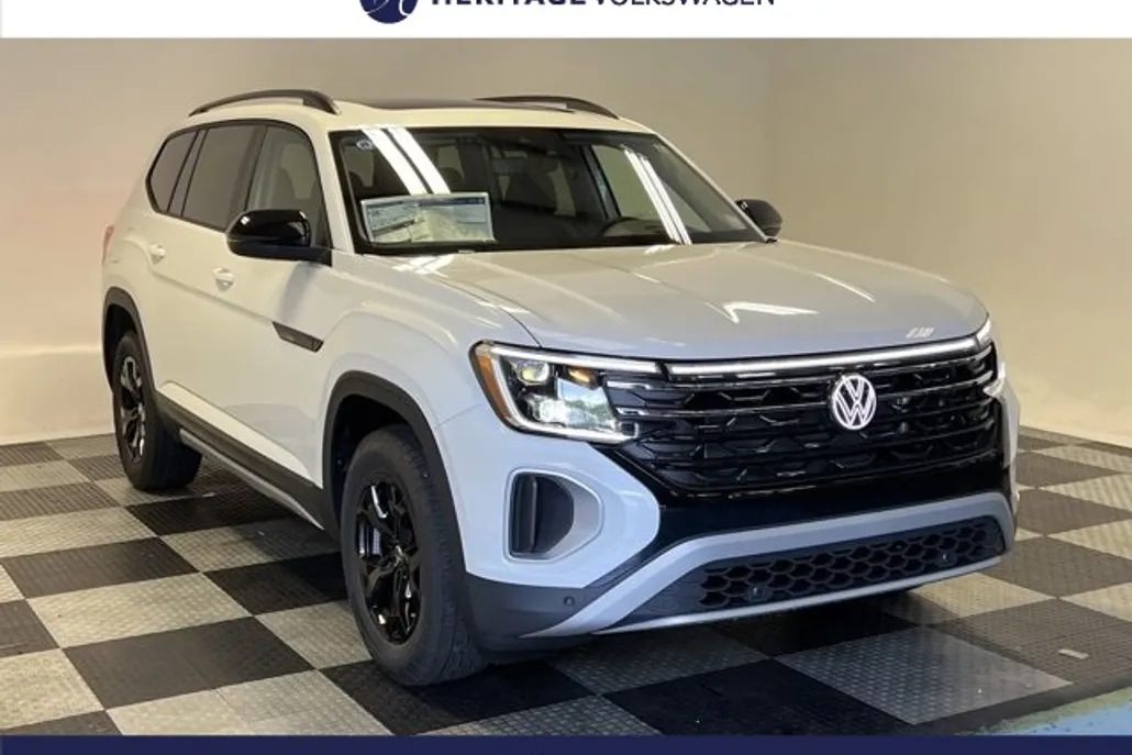 2024 Volkswagen Atlas Peak Edition SEL photo 1