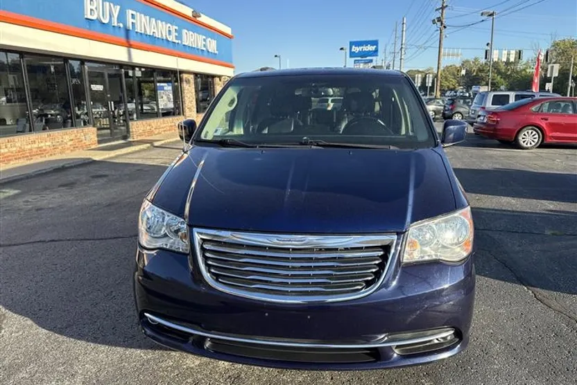 2016 Chrysler Town & Country Touring photo 1