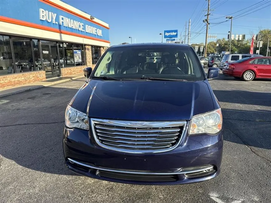 2016 Chrysler Town & Country Touring photo 1