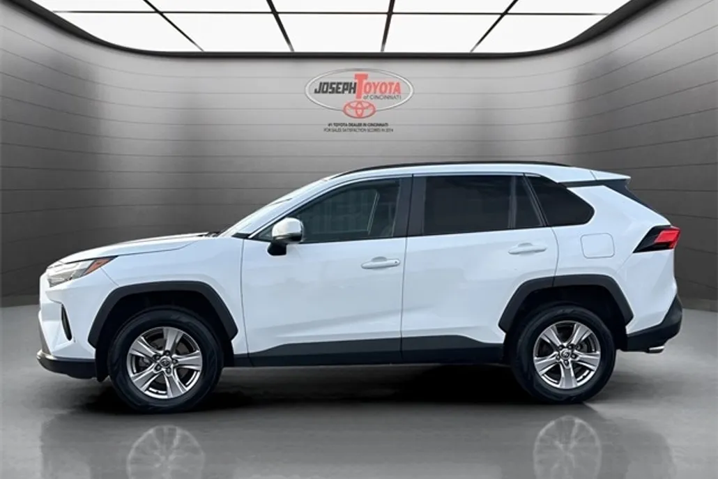 2022 Toyota RAV4 XLE photo 1