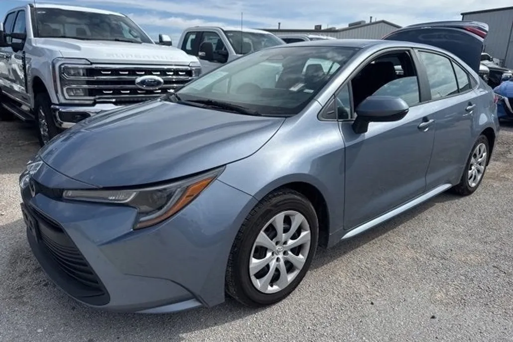 2023 Toyota Corolla LE photo 1
