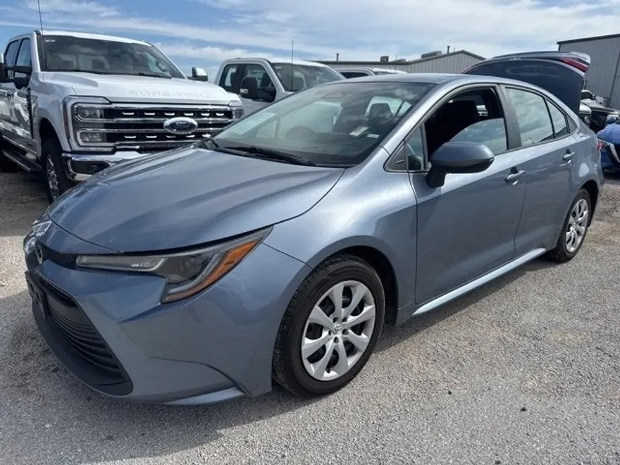 2023 Toyota Corolla LE photo 1