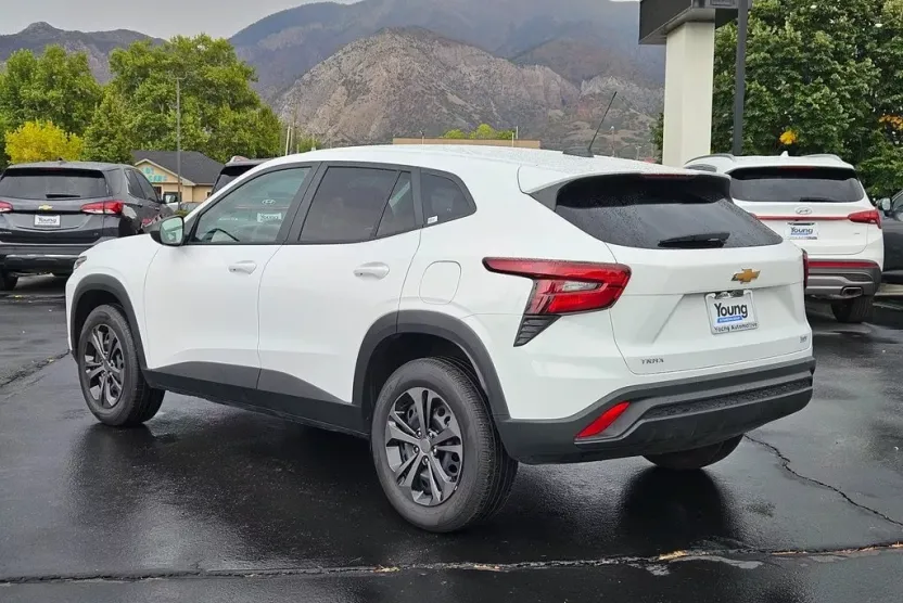 2025 Chevrolet Trax LS photo 1