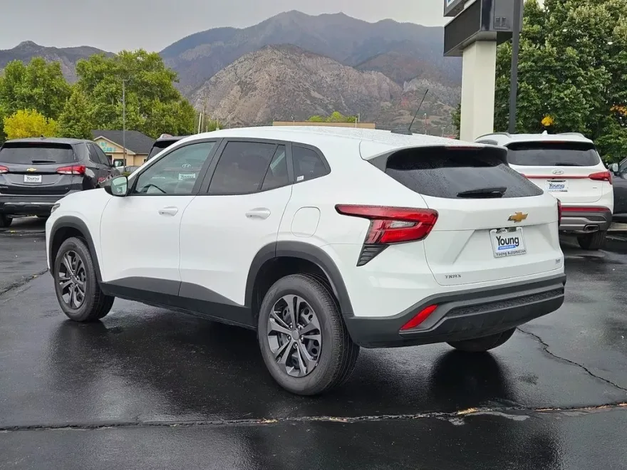 2025 Chevrolet Trax LS photo 1