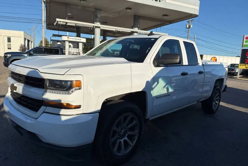 2017 Chevrolet Silverado 1500 Custom photo 1