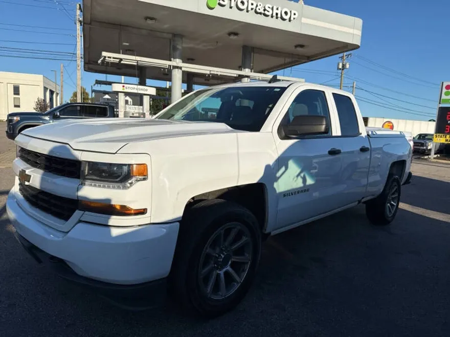2017 Chevrolet Silverado 1500 Custom photo 1