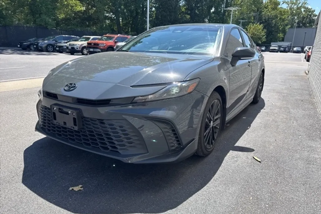 2025 Toyota Camry SE photo 1