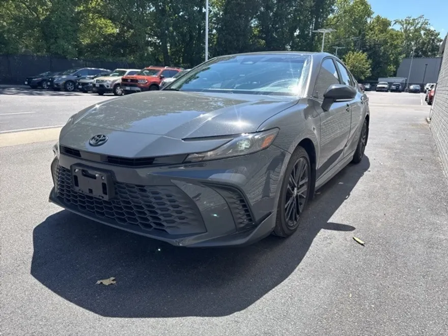 2025 Toyota Camry SE photo 1