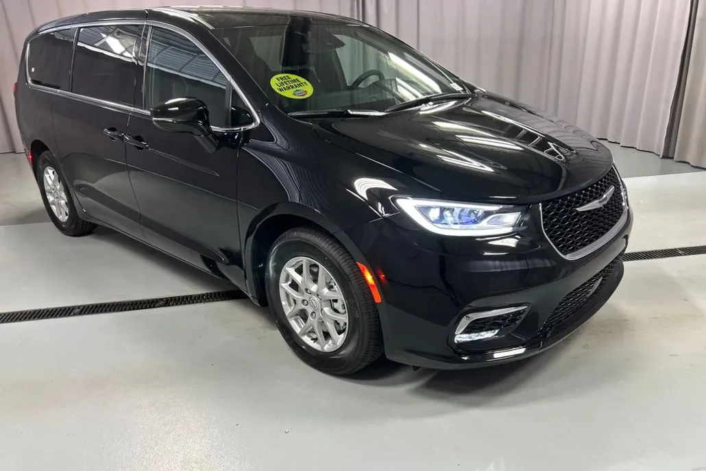 2026 Chrysler Pacifica photo 1