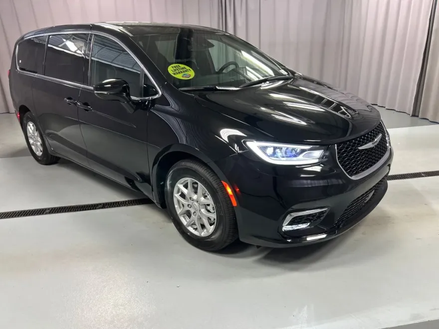 2026 Chrysler Pacifica photo 1