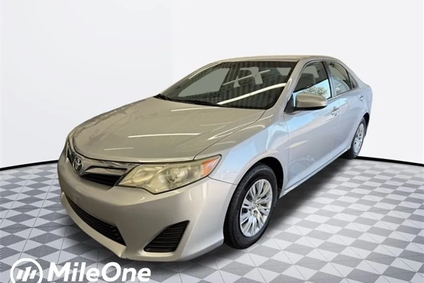 2014 Toyota Camry LE photo 1