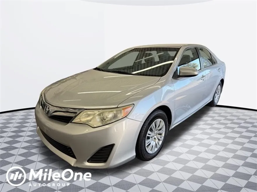 2014 Toyota Camry LE photo 1