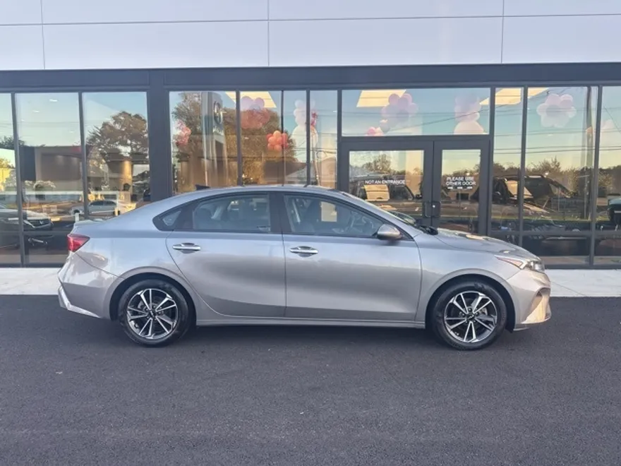 2022 Kia Forte LXS photo 1