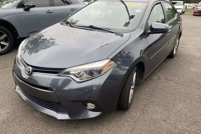 2015 Toyota Corolla LE photo 1