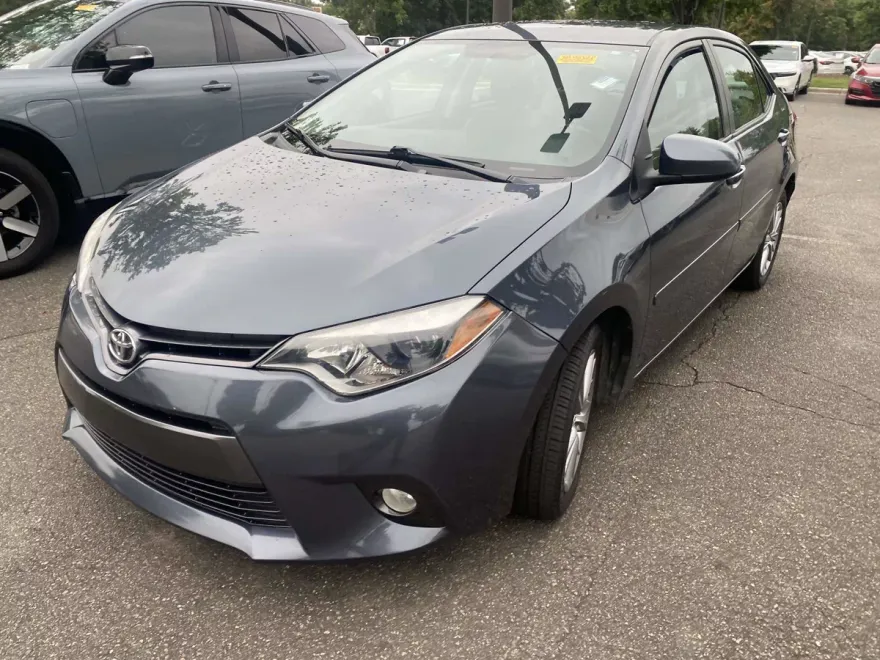 2015 Toyota Corolla LE photo 1