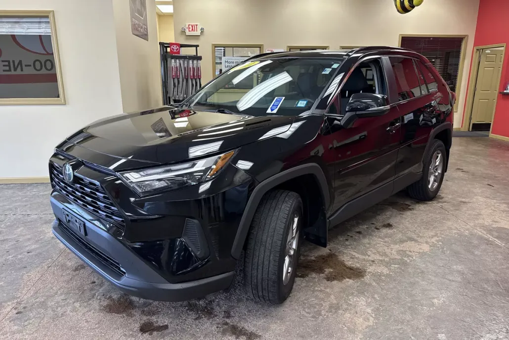 2022 Toyota RAV4 XLE photo 1