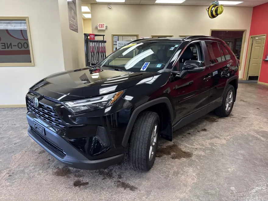 2022 Toyota RAV4 XLE photo 1