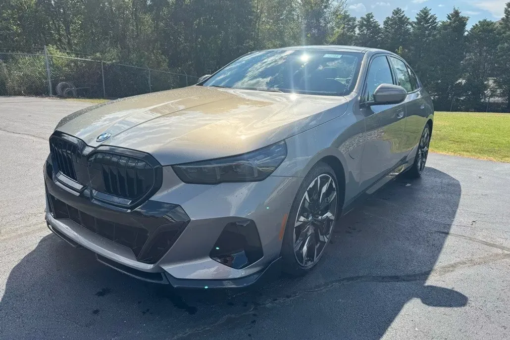 2026 Bmw 550e xDrive photo 1