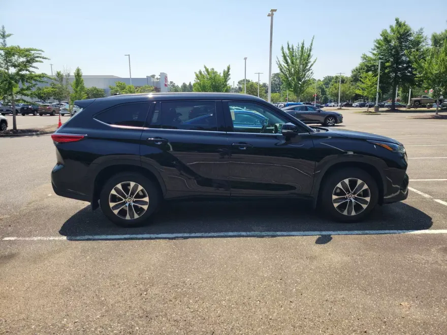 2022 Toyota Highlander XLE photo 1