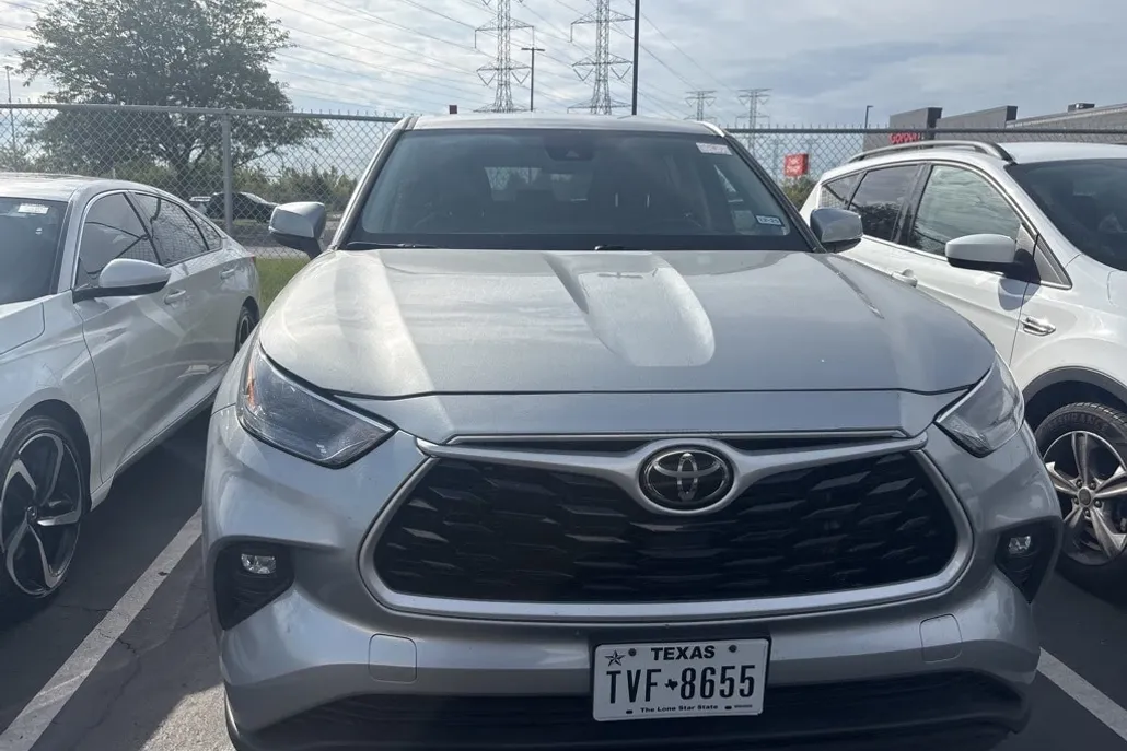 2024 Toyota Highlander LE photo 1